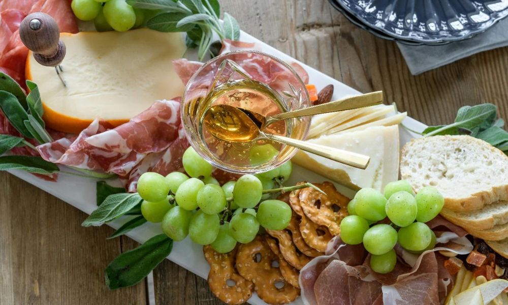 Wooden-Cutting-Board-For-Decorating-snack