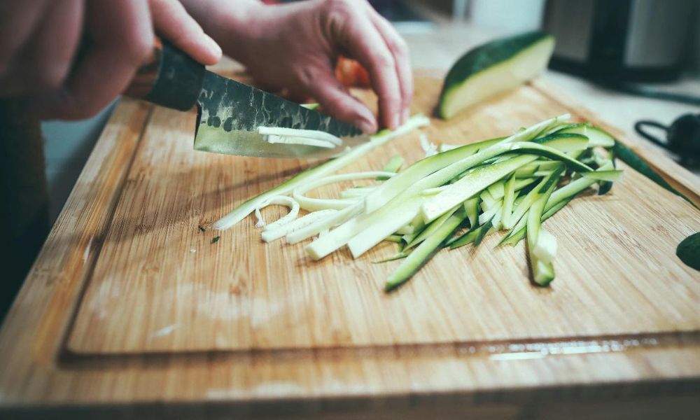 Wooden-Cutting-board-for-slicing.