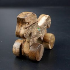 cận cảnh đồ chơi ngựa gỗ thatuwood