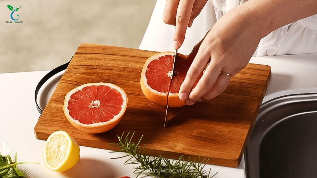 Bảo dưỡng bề mặt đúng cách giúp tối ưu hóa hiệu quả của cách xử lý thớt gỗ nghiến mới mua