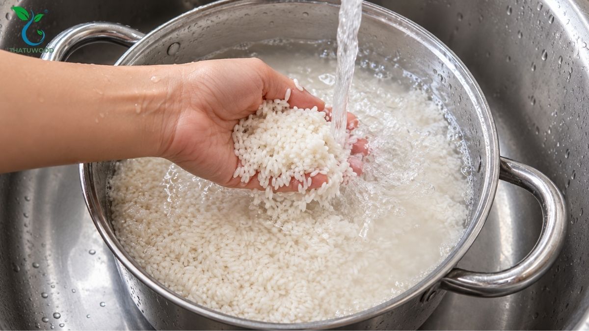 Cách Nấu Xôi Bằng Nồi Cơm Điện Dẻo Ngon 5 Vo sạch gạo nếp nhẹ tay dưới vòi nước chuẩn bị cho cách nấu xôi bằng nồi cơm điện