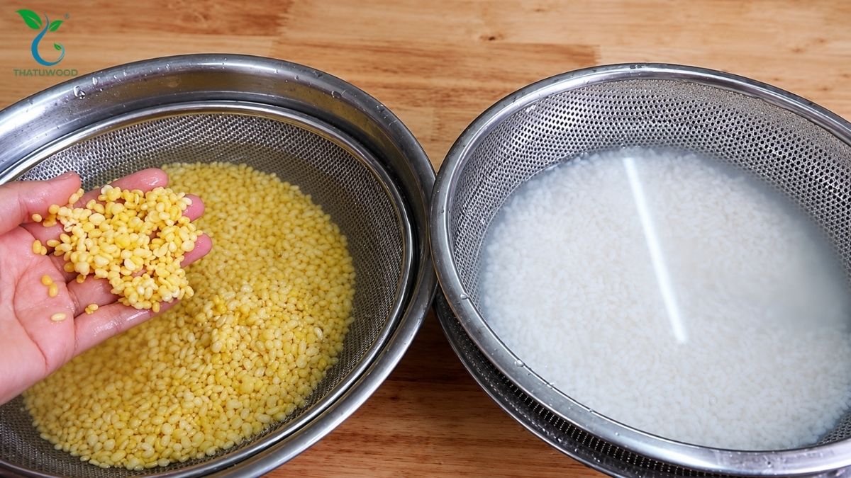 Cách Nấu Xôi Bằng Nồi Cơm Điện Dẻo Ngon 8 Đậu xanh cà vỏ và gạo nếp ngâm nở mềm cho cách nấu xôi bằng nồi cơm điện