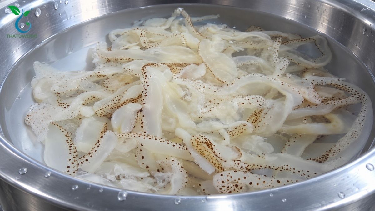Cách Chế Biến Sứa Đóng Gói Giòn Ngon, Không Mặn Tại Nhà 2 Ngâm sứa trong thau nước sạch giảm vị mặn khi học cách chế biến sứa đóng gói
