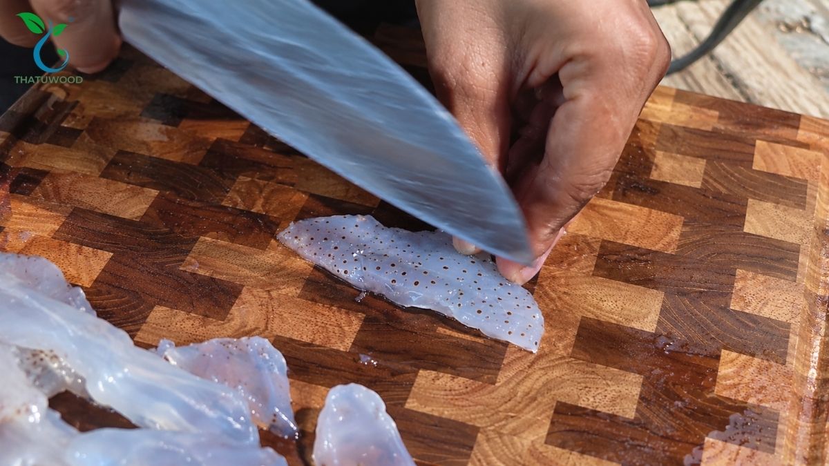 Cách Chế Biến Sứa Đóng Gói Giòn Ngon, Không Mặn Tại Nhà 4 Thao tác dùng dao cắt sứa thành miếng vừa ăn trong cách chế biến sứa đóng gói