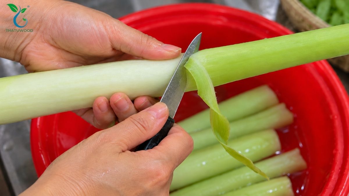 Dùng dao tước mỏng lớp vỏ dai và sợi xơ dọc thân trong cách làm dọc mùng không ngứa