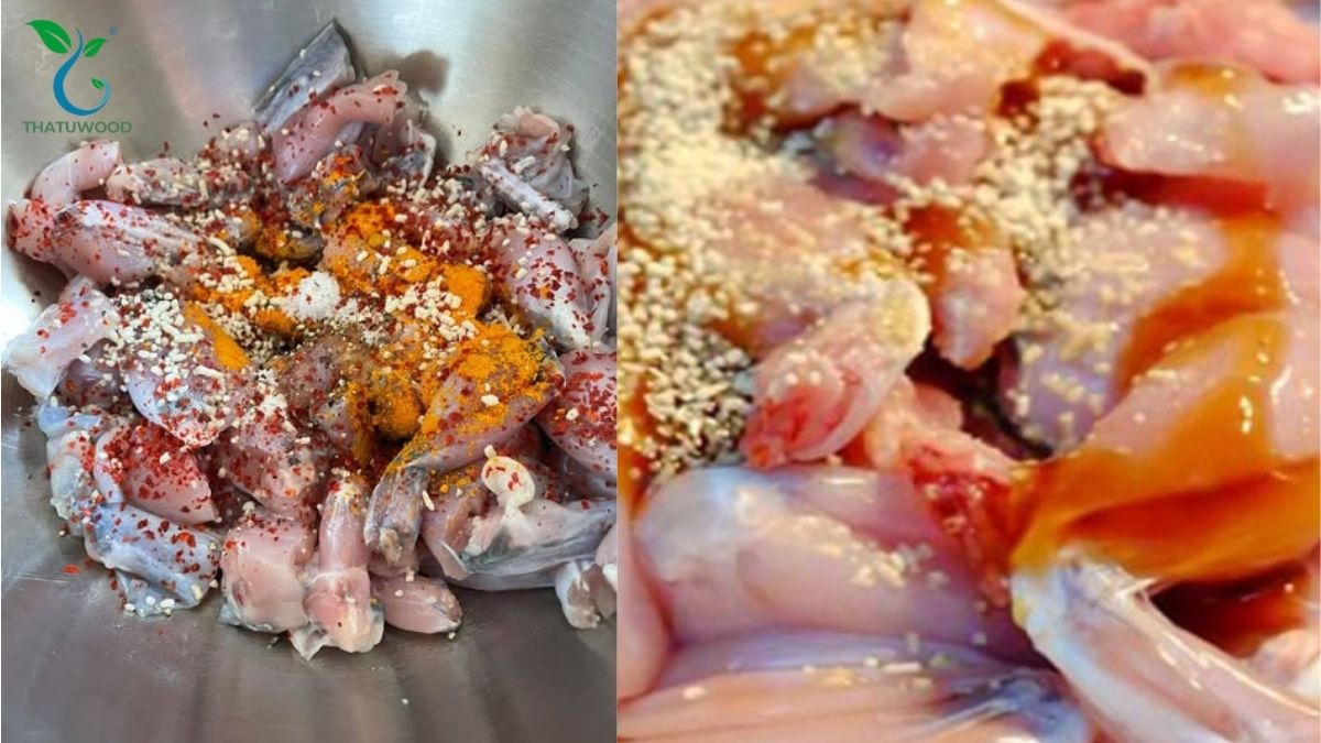 Ếch Om Chuối Đậu Đậm Đà, Thịt Mềm Ngọt Chuối Bùi Không Chát 2 Ướp thịt ếch tươi với nghệ và gia vị trong bát chuẩn bị làm ếch om chuối đậu
