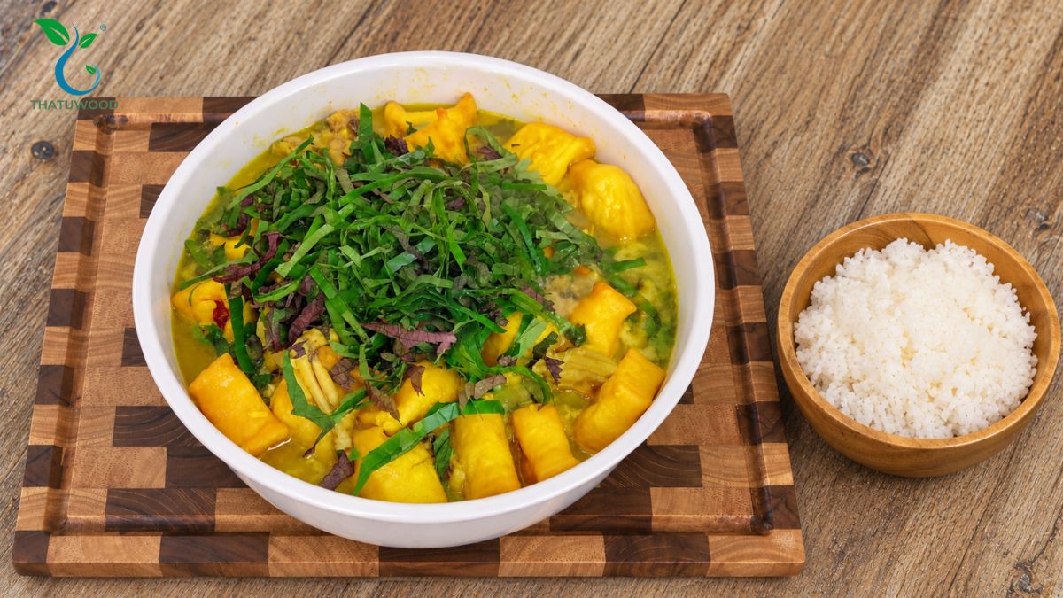 Ếch Om Chuối Đậu Đậm Đà, Thịt Mềm Ngọt Chuối Bùi Không Chát 6 Múc nước ếch om chuối đậu chan lên bát cơm trắng nóng hổi