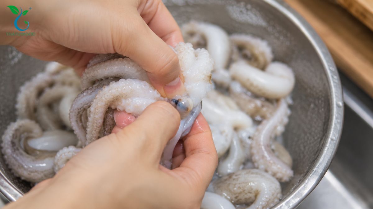 Cách Sơ Chế Bạch Tuộc Sạch Nhớt, Không Tanh, Giữ Độ Giòn 4 Ấn ngón tay đẩy cục răng tròn cứng ở giữa xúc tu cho cách sơ chế bạch tuộc