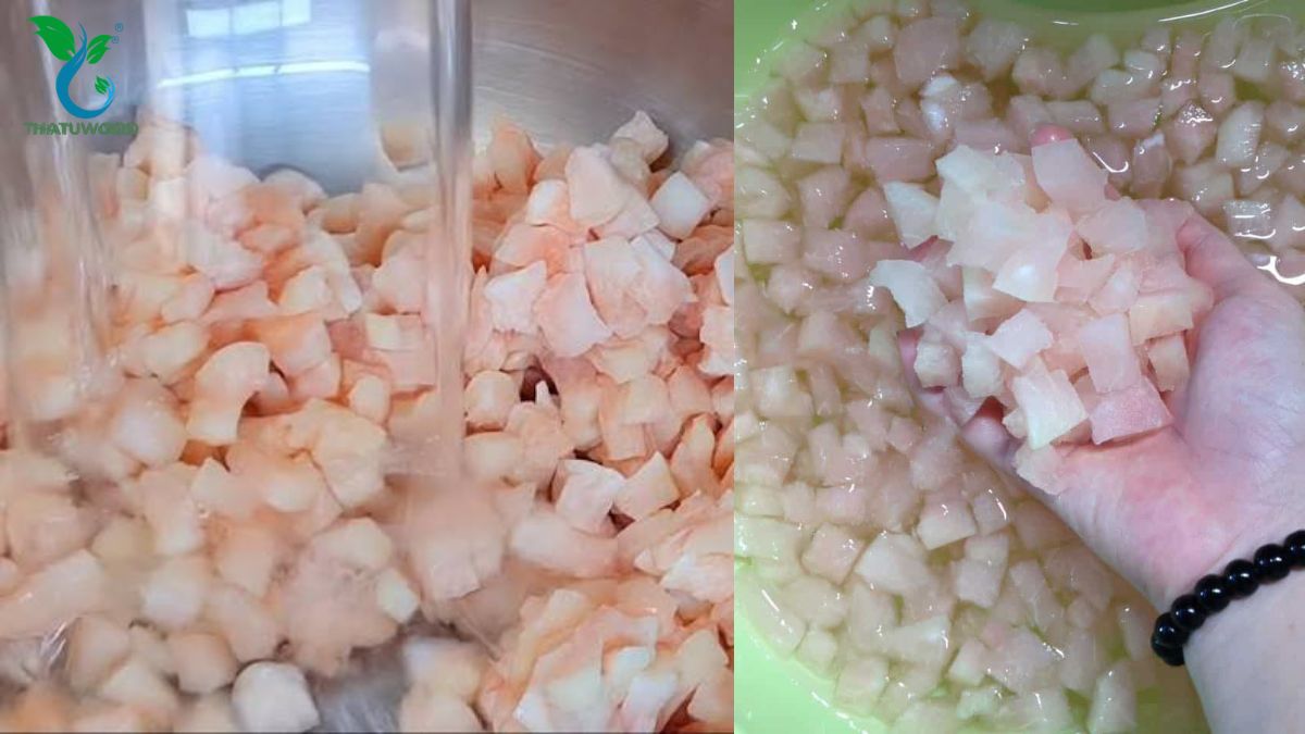 Cùi Bưởi Làm Sao Hết Đắng? Giòn Ngon, Nấu Chè Không Xơ 4 Tay bóp cùi bưởi với muối hạt để khử đắng