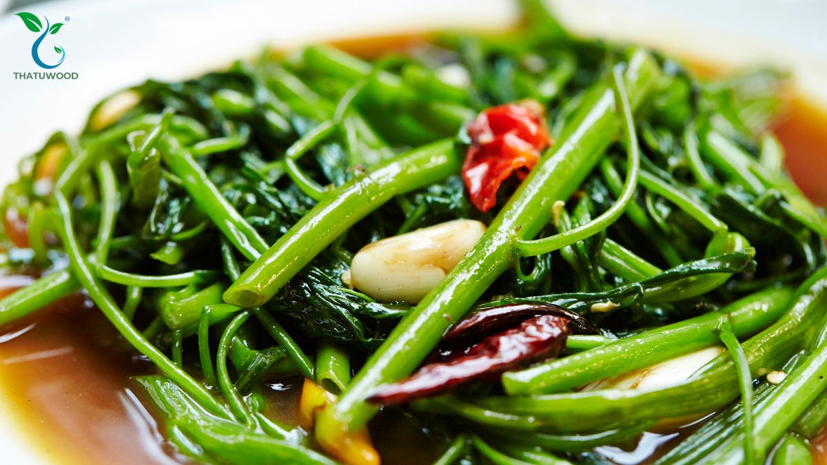 Rau Muống Xào Tỏi Thơm Ngon, Cả Nhà Ăn Là Mê 5 Gắp từng đũa rau xanh bóng rải đều tép tỏi vàng ra đĩa hoàn tất rau muống xào tỏi